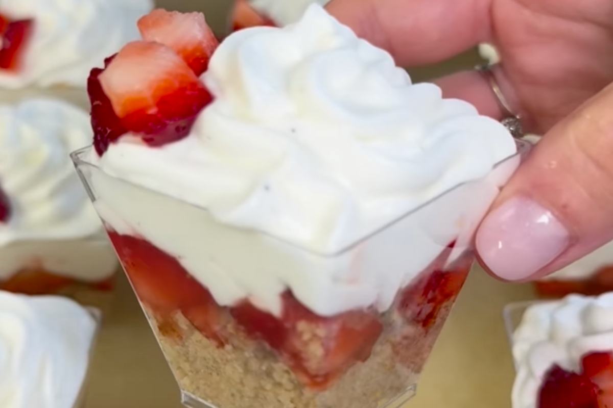 bicchierino con fragole e yogurt
