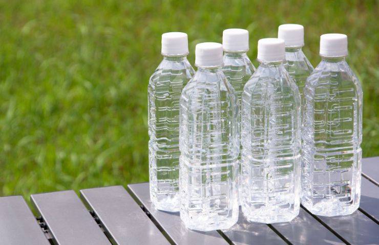 6 bottiglie di plastica adagiate su una panchina