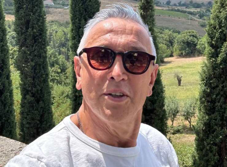 bruno barbieri con gli occhiali da sole e dietro degli alberi