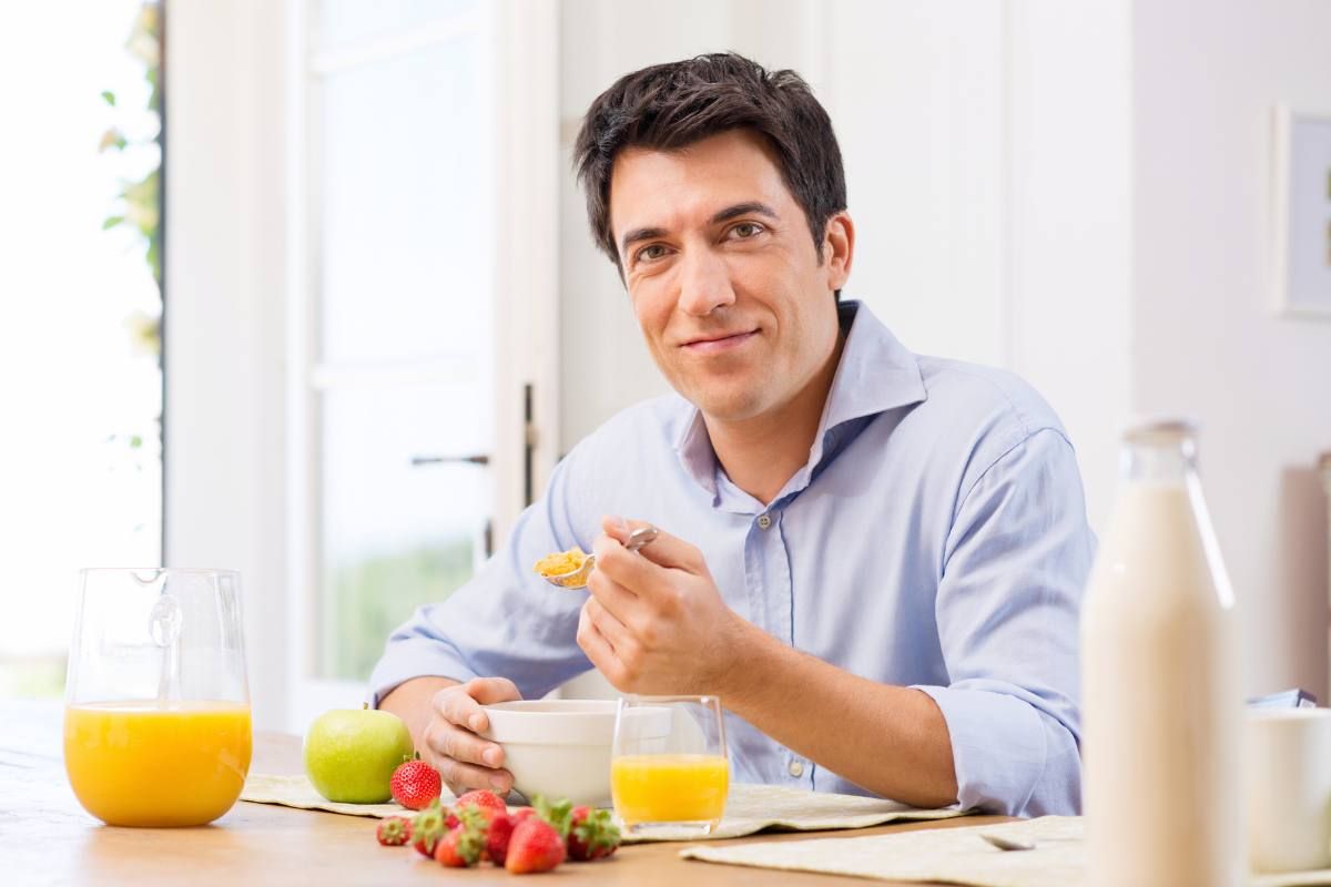 uomo fa colazione