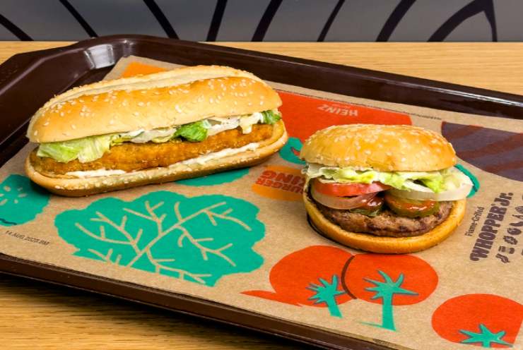 panino e burger su un vassoio sopra ad un tavolo