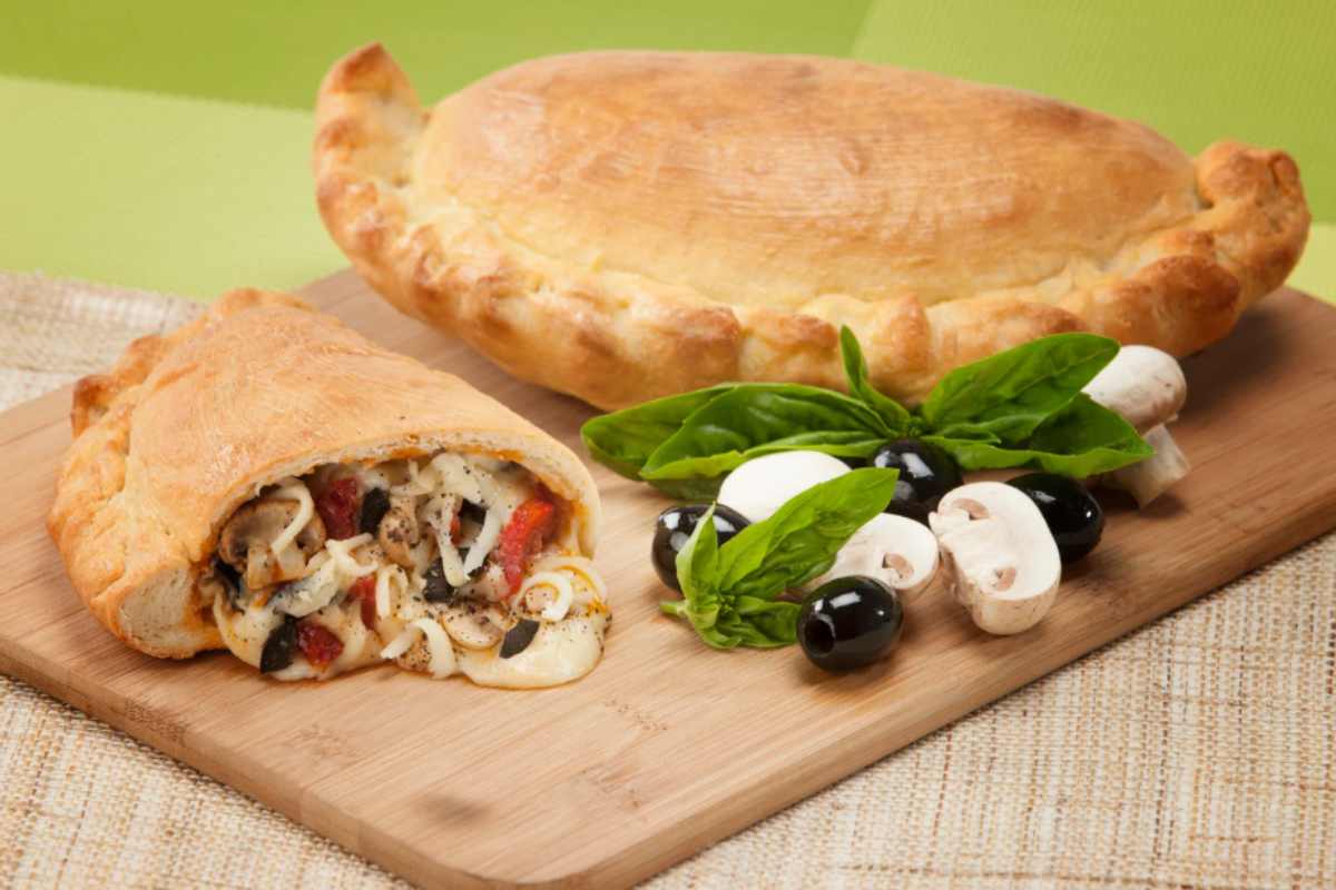 calzone ripieno su di un tagliere