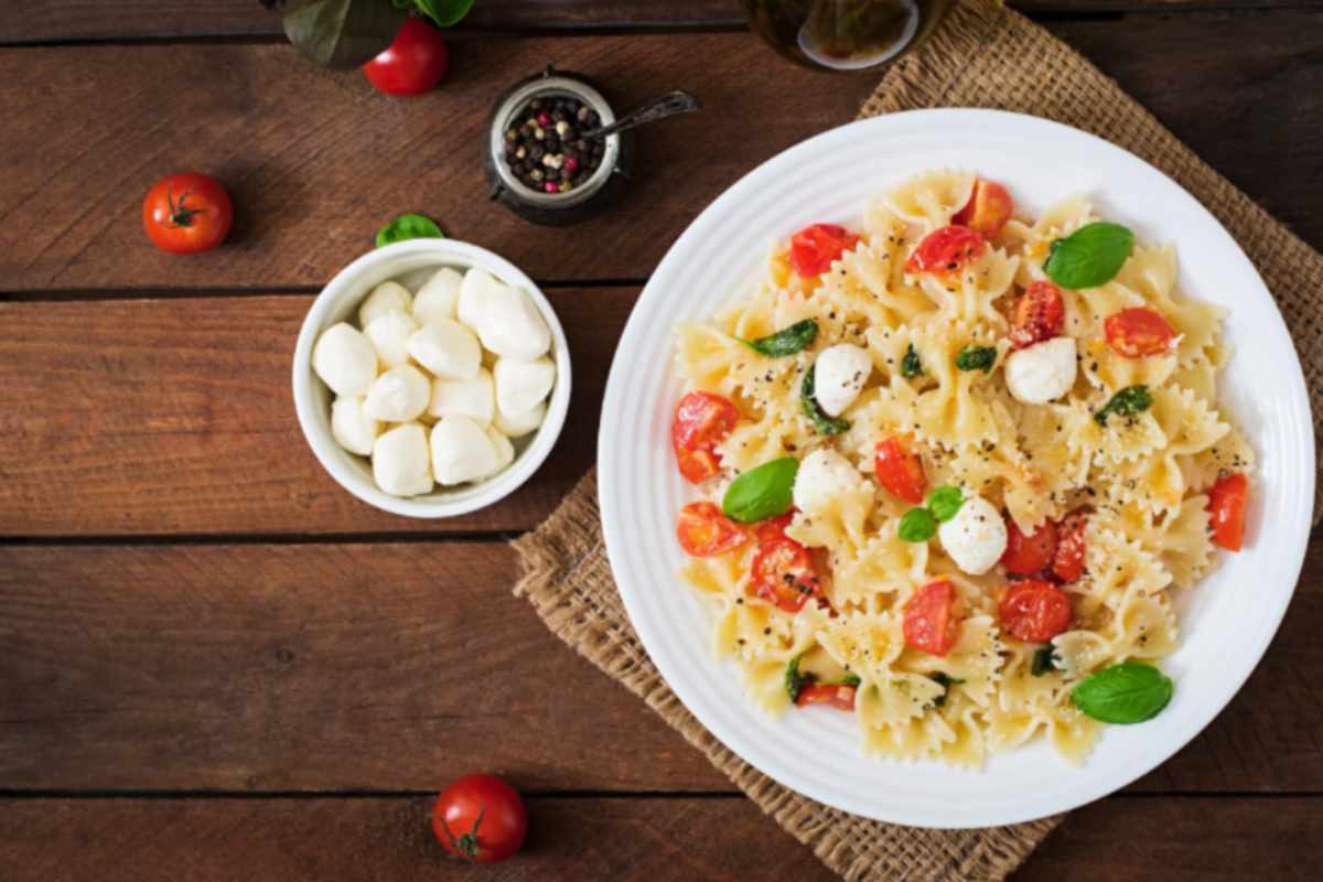 pasta con pomodoro, mozzarella e basilico in un piatto