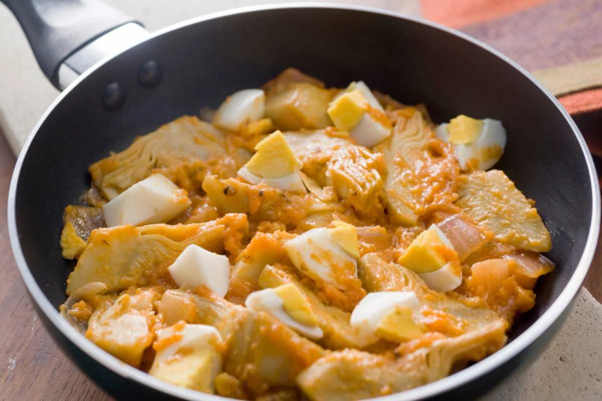 carciofi cremosi in una padella con uova sode