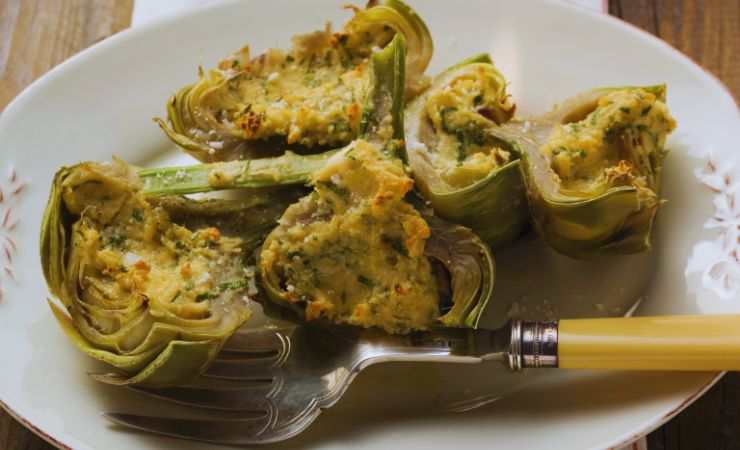 dei carciofi ripieni tagliati a pezzi