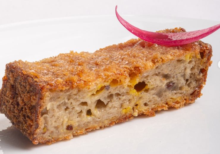 fetta di pane fritto con sopra della cipolla rossa