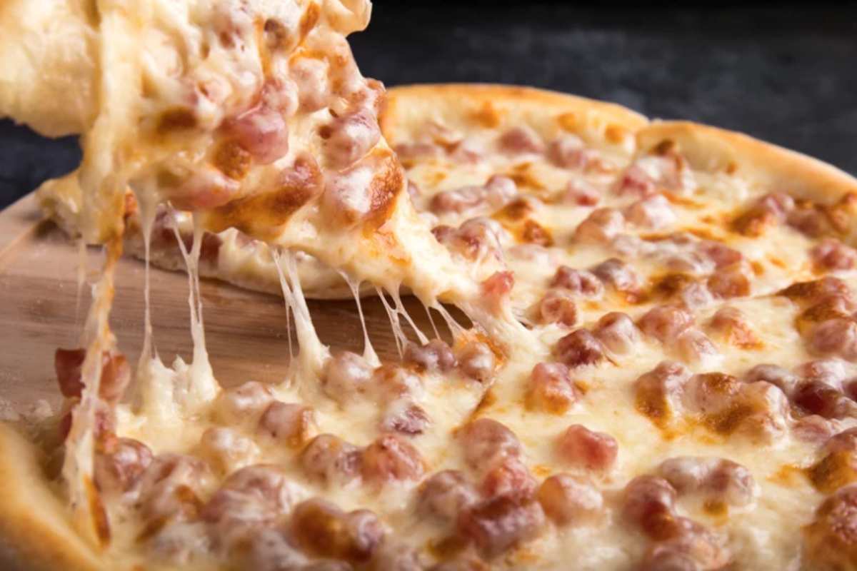 pizza con carne macinata e mozzarella filante