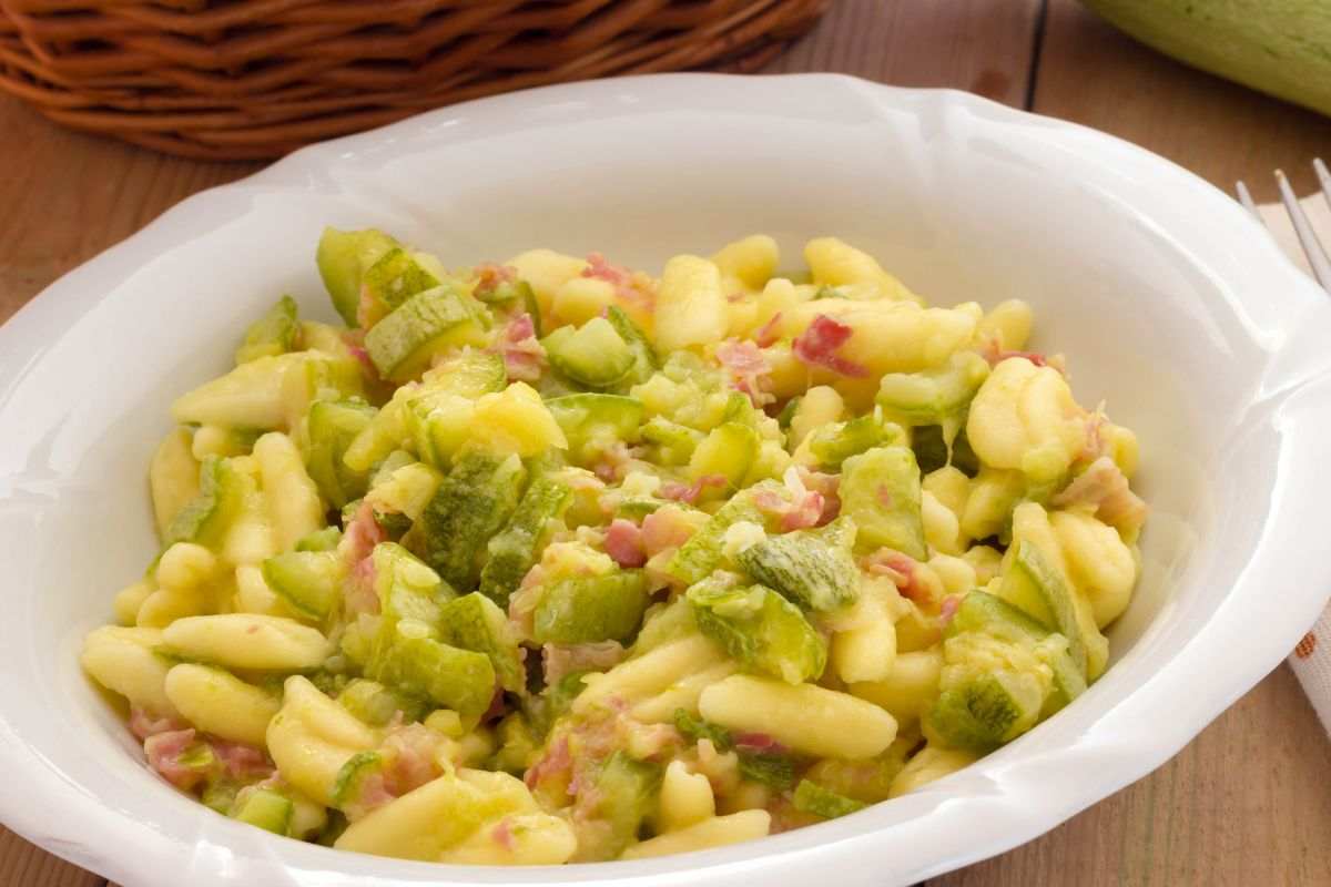 Cavatelli pronti conditi con zucchine formaggio e pancetta