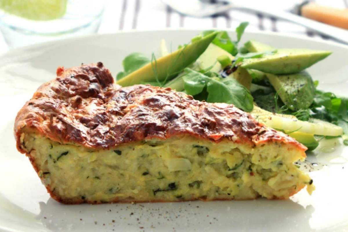 fetta di torta di verdure in un piatto