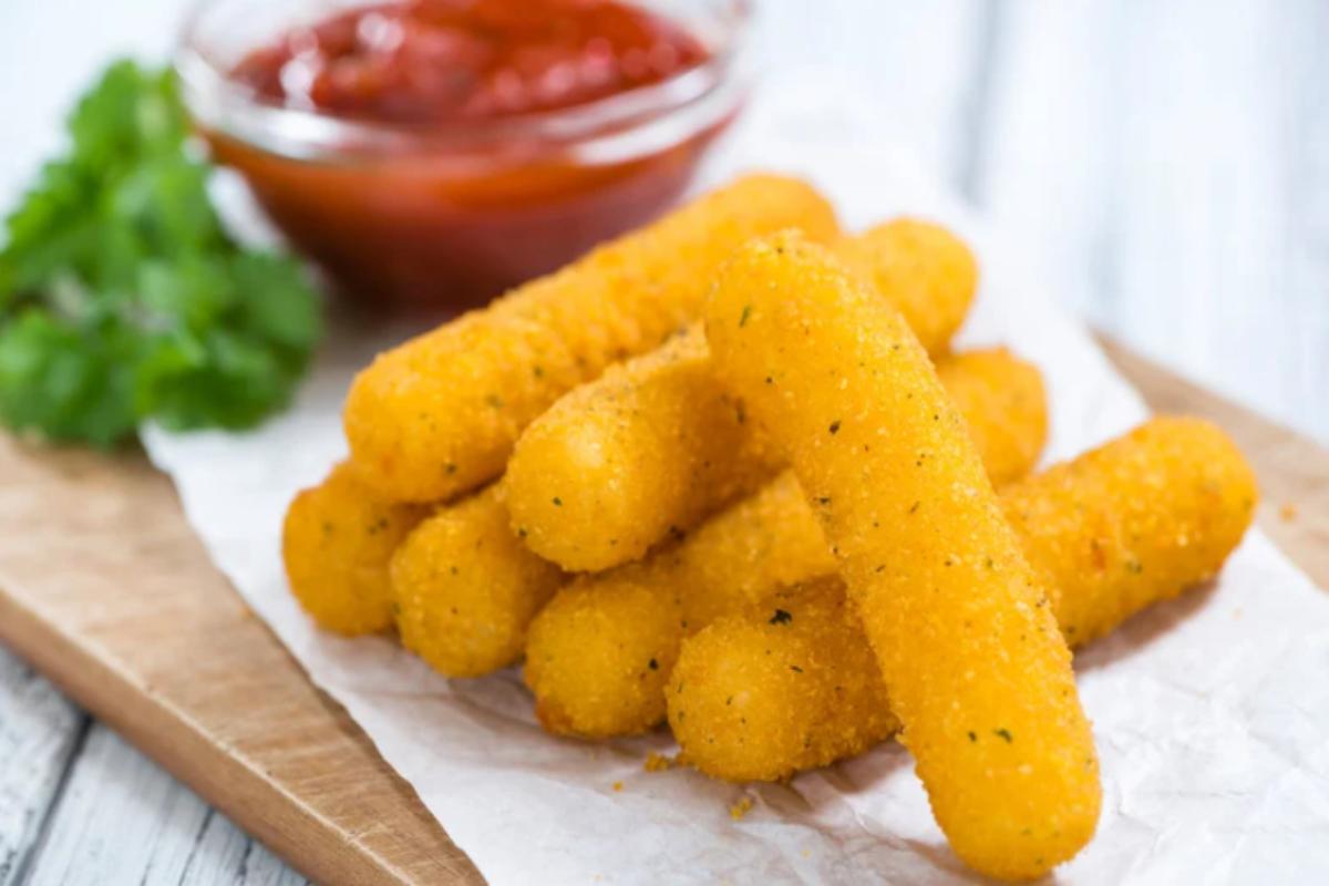 bastoncini dorati un un vassoio
