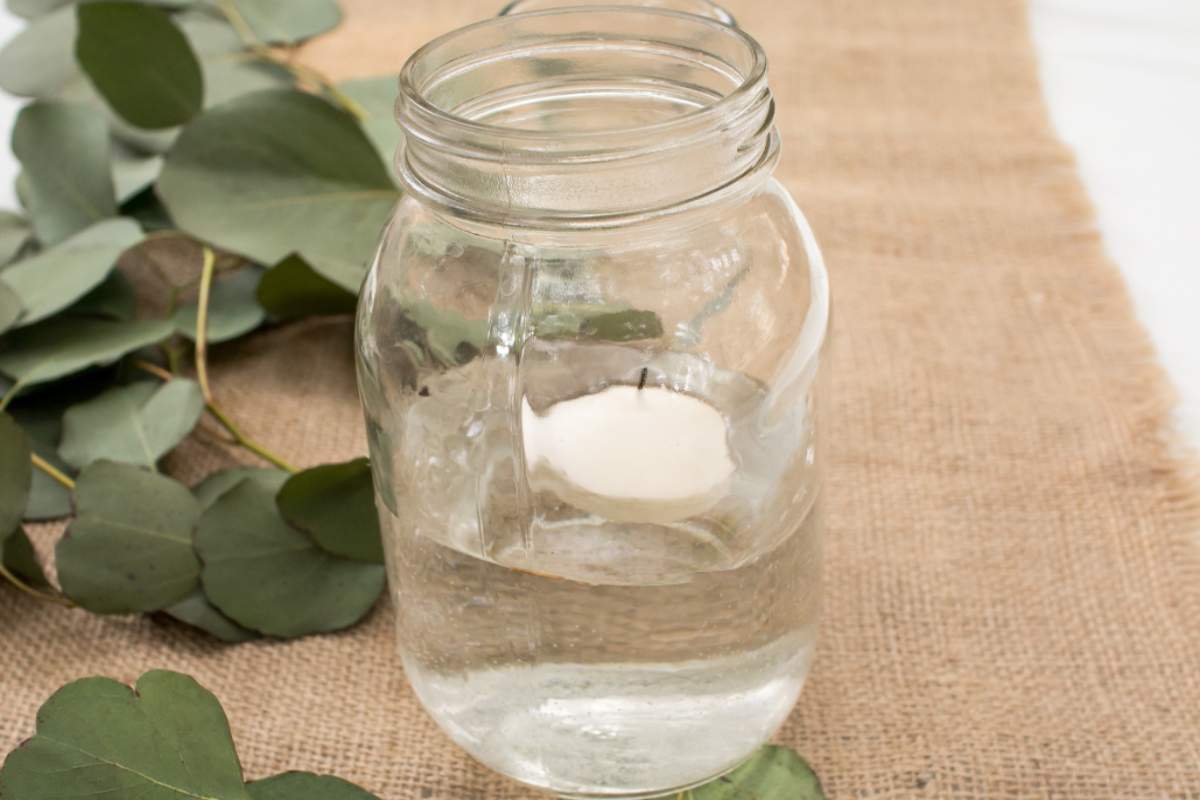 centrotavola candela ed erbe aromatiche