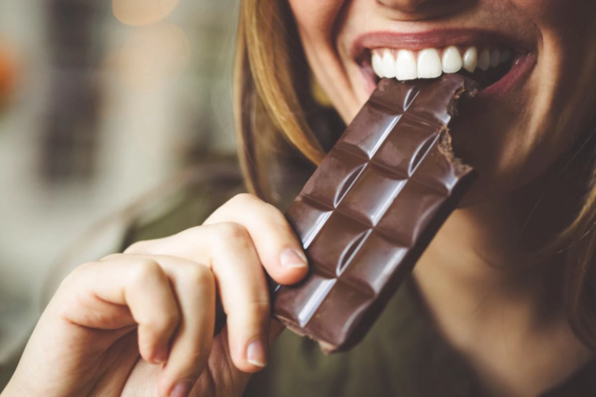 donna che mangia una tavoletta di cioccolato