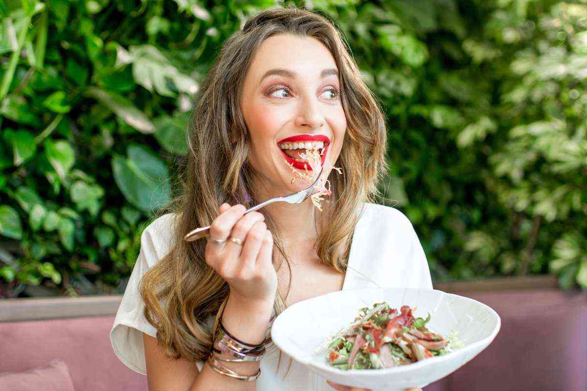 Ragazza mangia