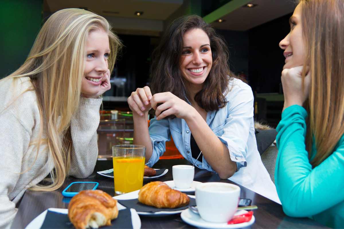 ragazze al bar