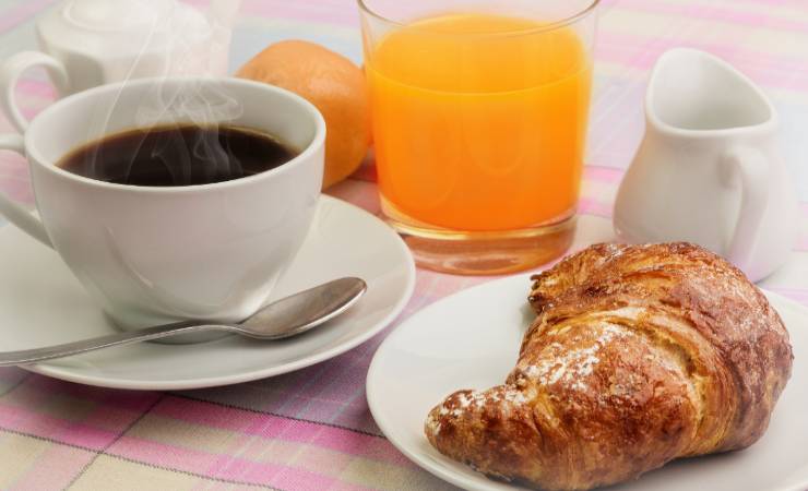 caffè brioche e spremuta