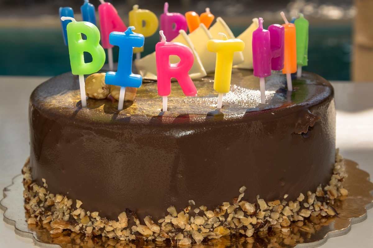 torta di compleanno al cioccolato
