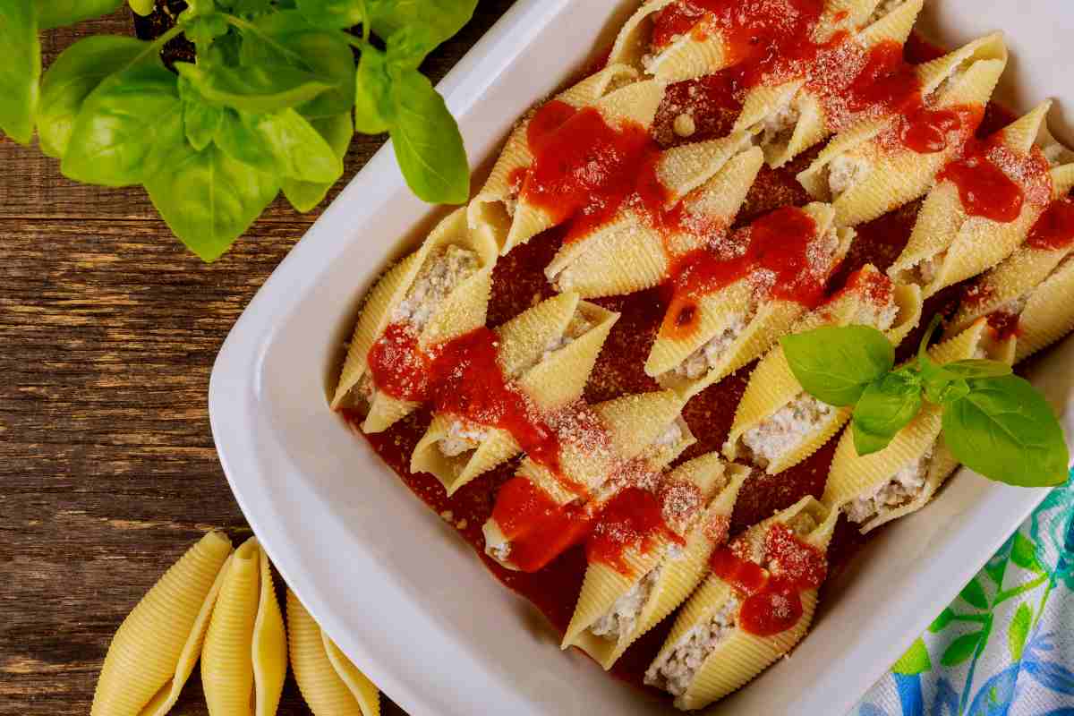teglia di conchiglioni ripieni