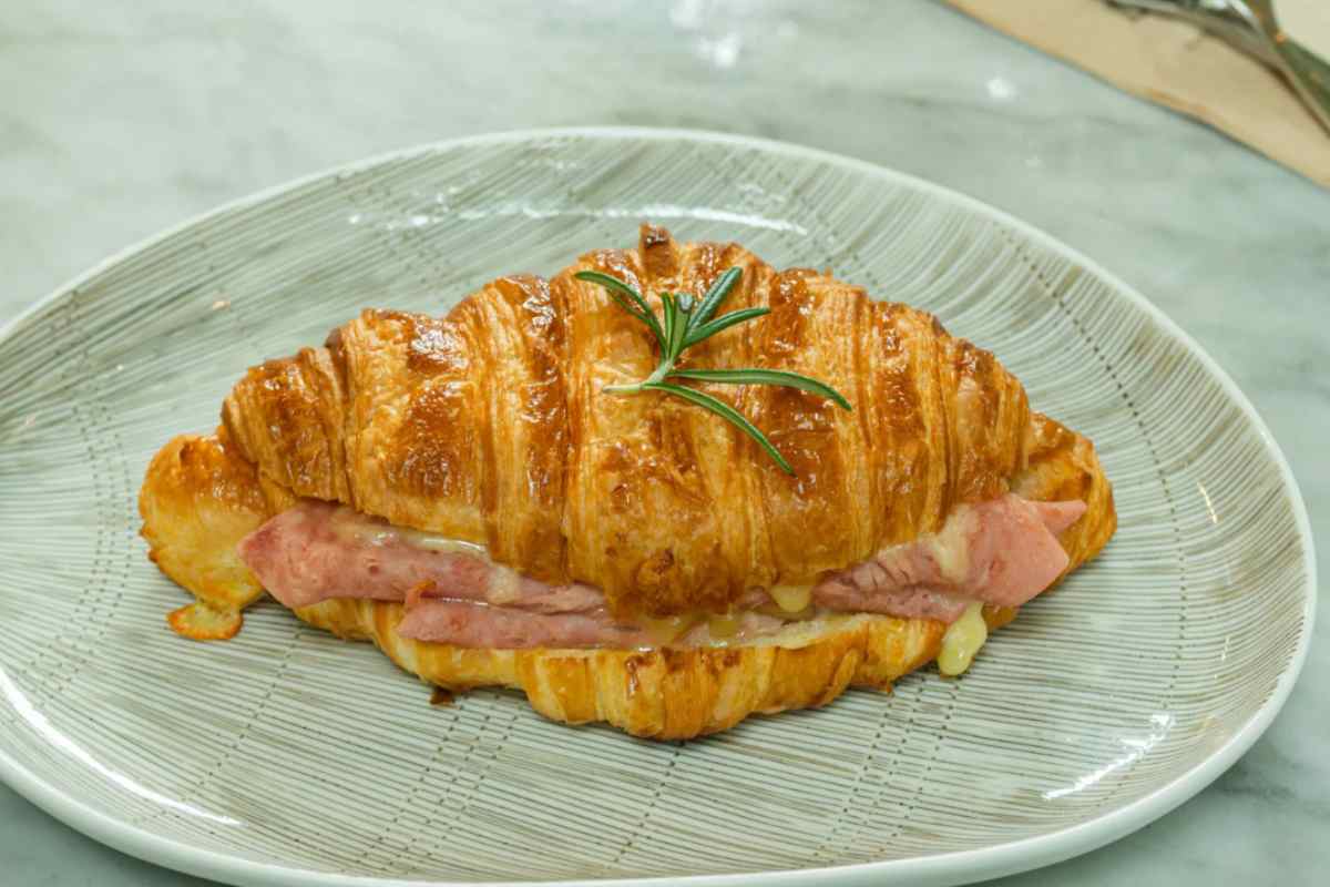 cornetto salato e farcito in un piatto