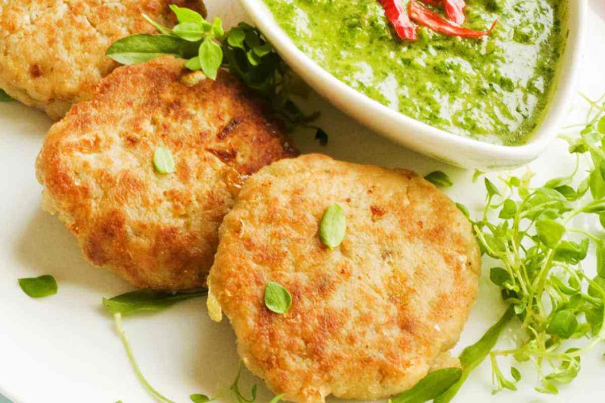 cotolette in un piatto con pesto