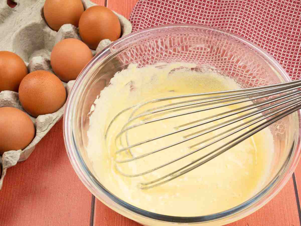 uova montate in una ciotola