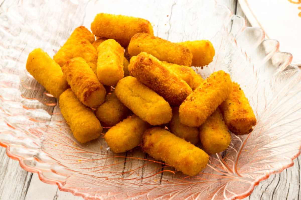 vassoio con crocchè di patate