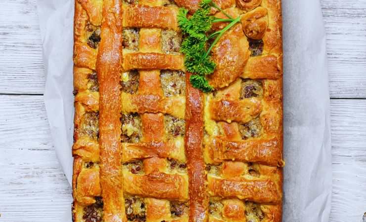 una torta salata con del prezzemolo sopra