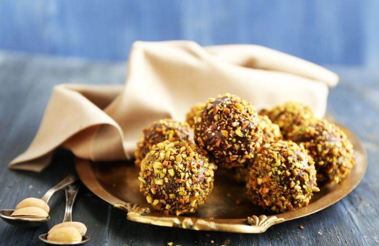 Palline di cioccolato e yogurt con granella di pistacchio