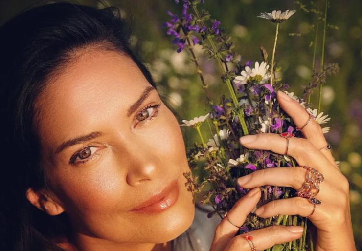 fernanda lessa con in mano dei fiori