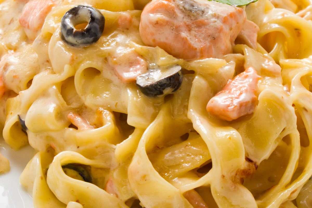piatto di fettuccine salmone in bianco