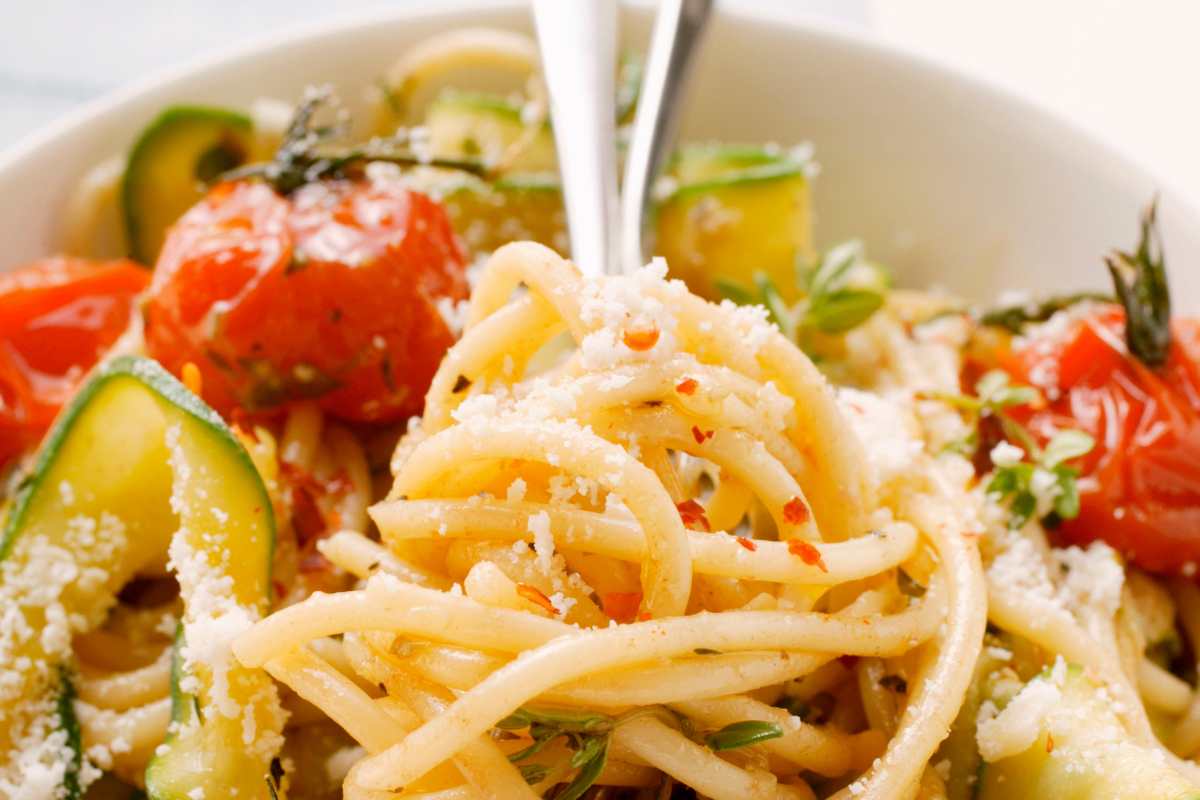 pasta fiori di zucca pomodorini