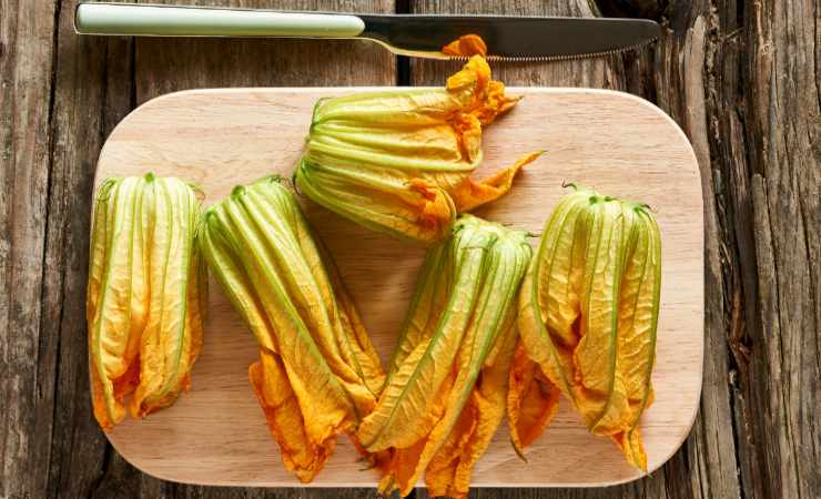 fiori di zucca su tagliere