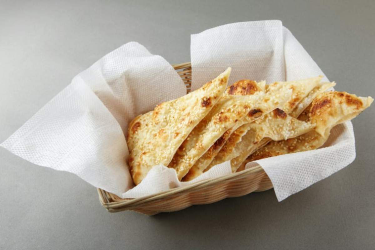 pezzi di focaccia in un cestino