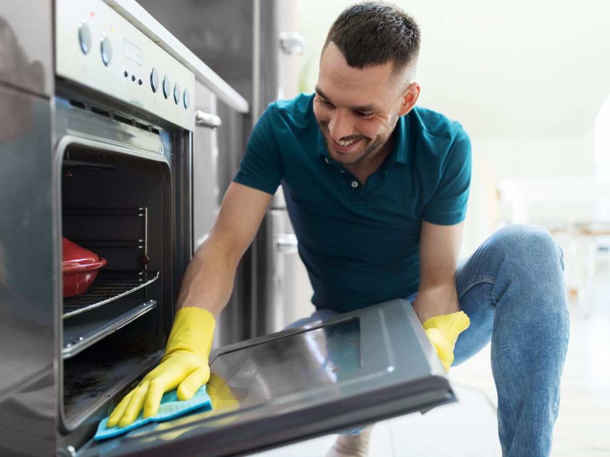 ragazzo pulisce forno