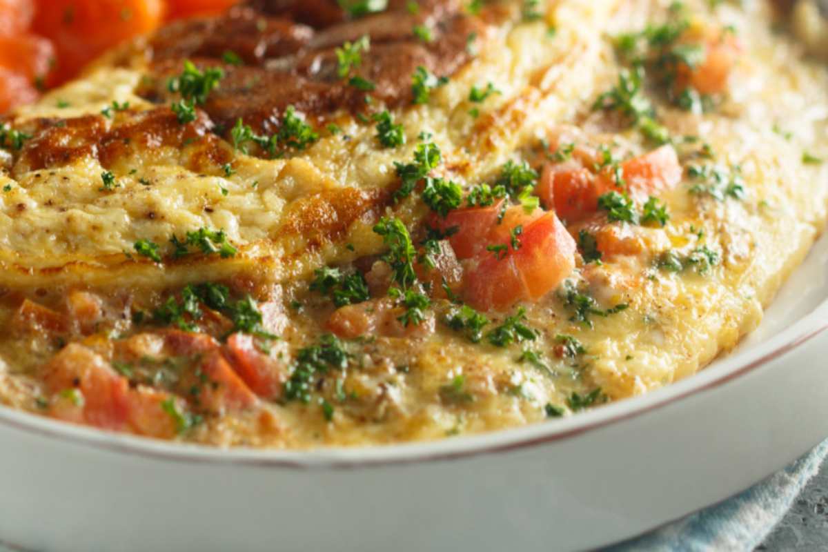 primo piano di frittata con salmone
