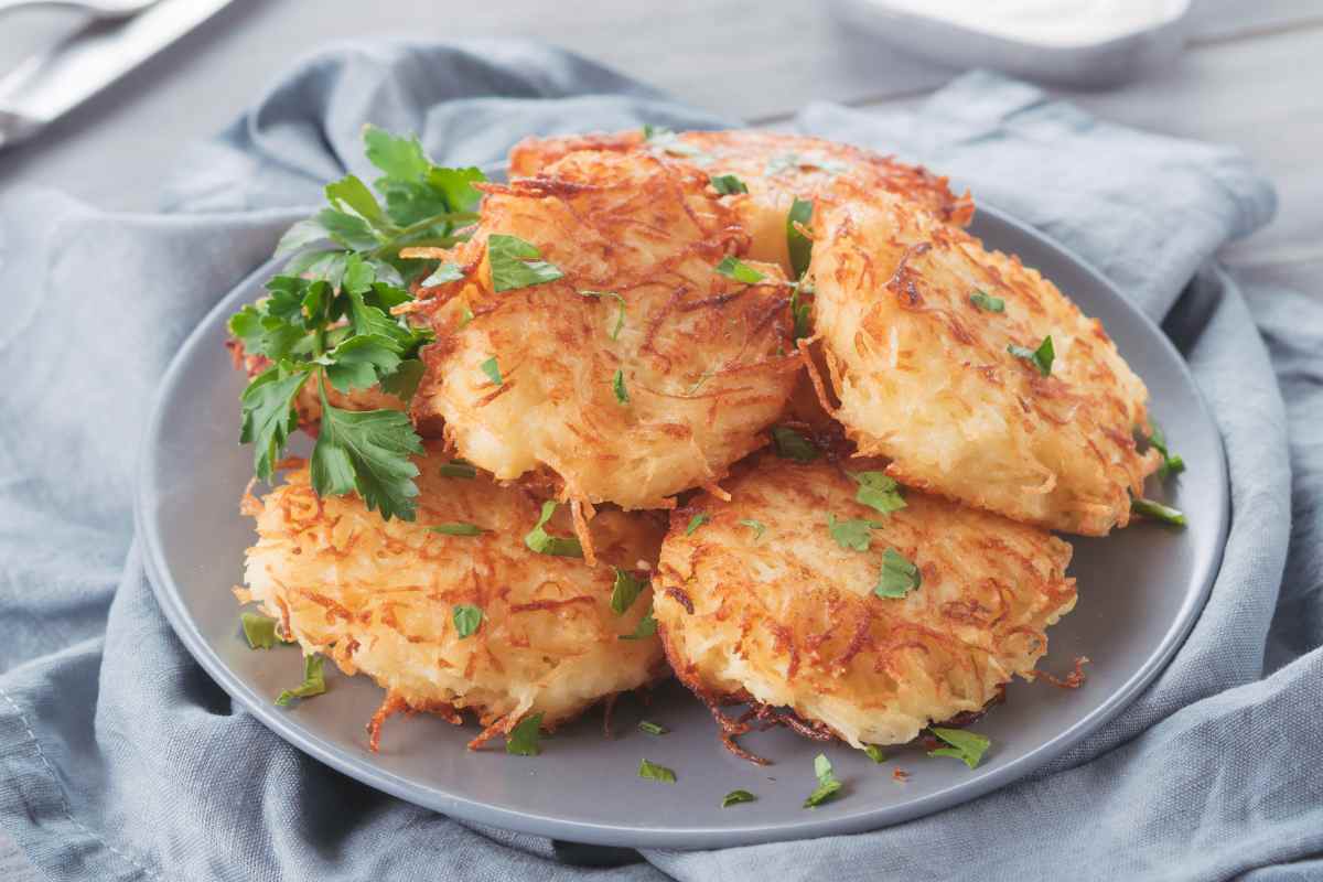 frittelle di verdure su piatto
