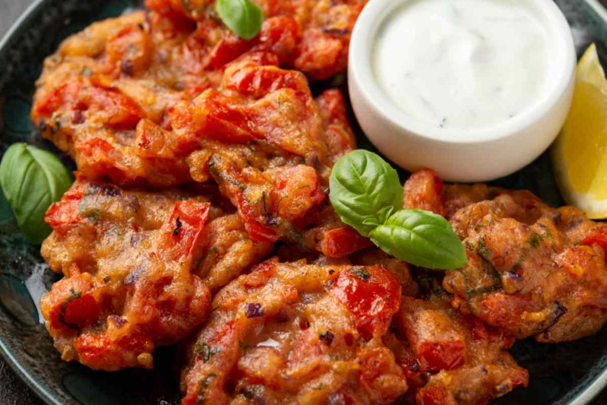 fritte di pomodori in un piatto con crema bianca