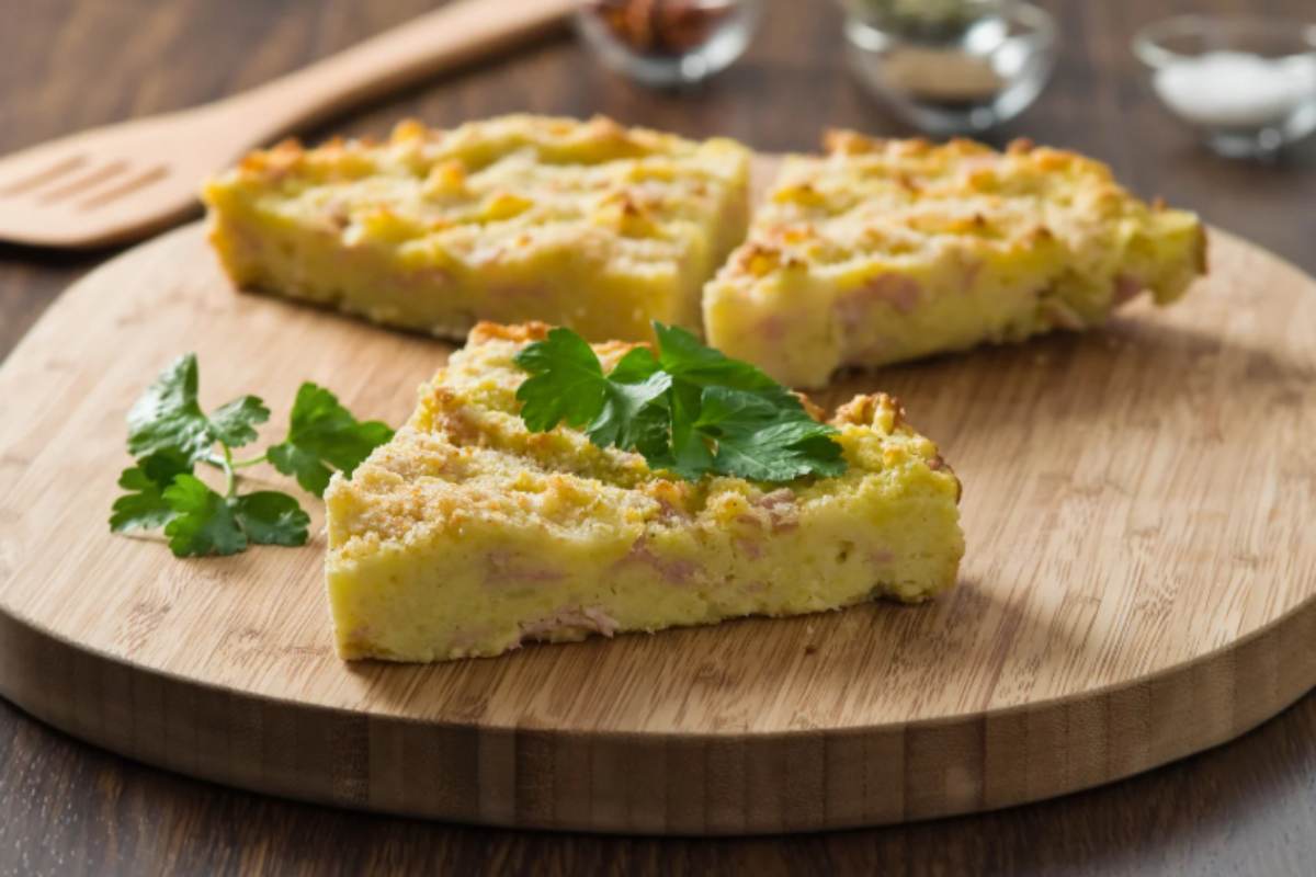 gateau di patate su tagliere di legno
