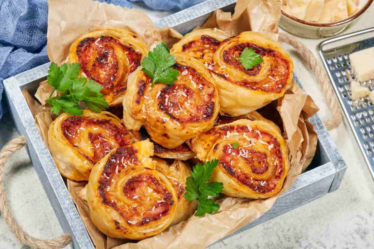girelle di pasta sfoglia con pomodoro
