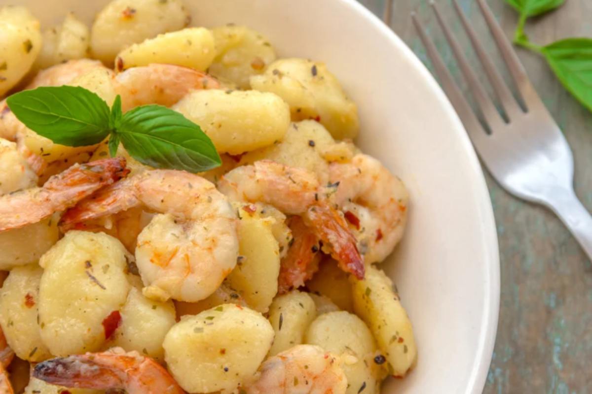 piatto di gnocchi con gamberetti