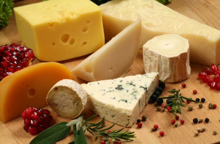 formaggi erbe e chicchi di melograno