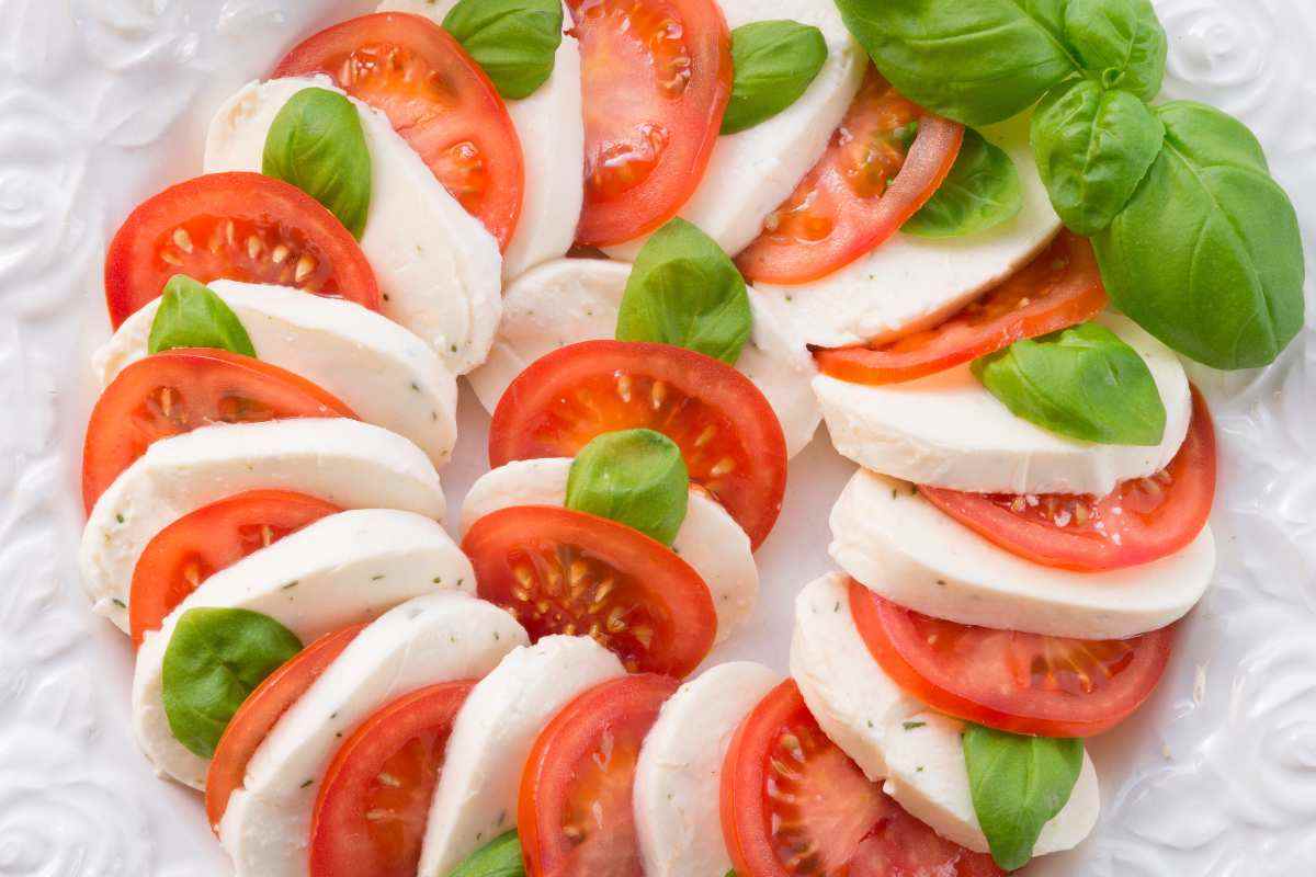 insalata caprese nel piatto