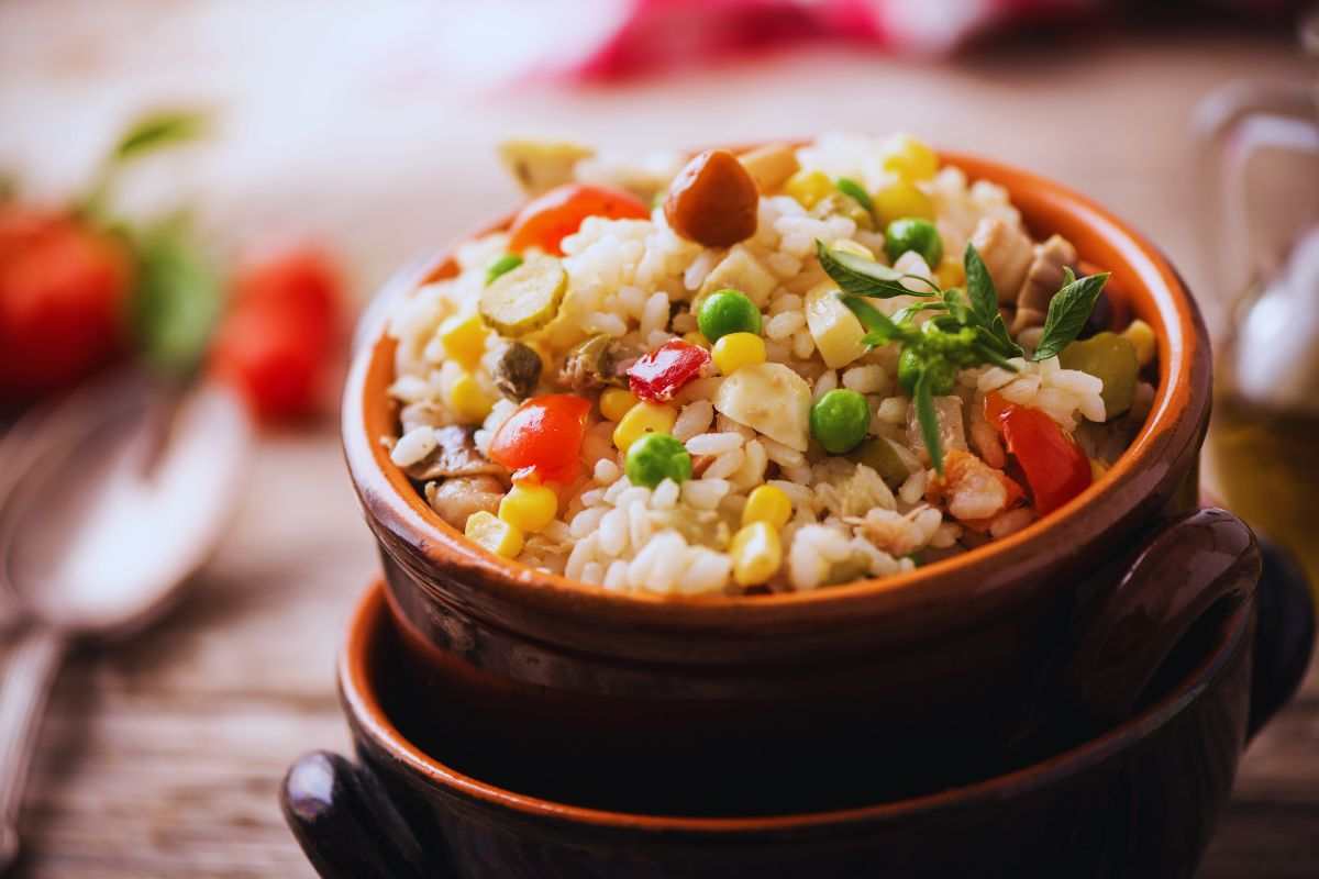 un piatto di insalata di riso