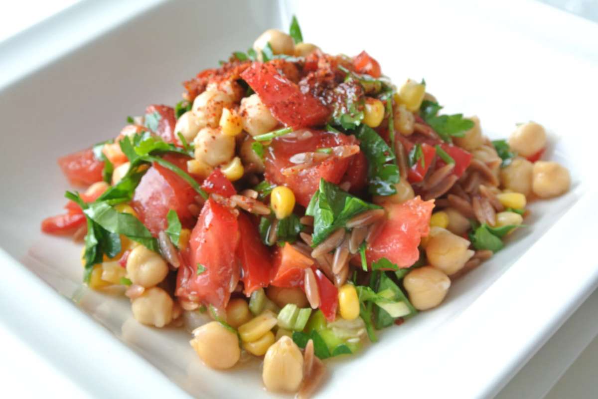 piatto con insalata di ceci e pomodori