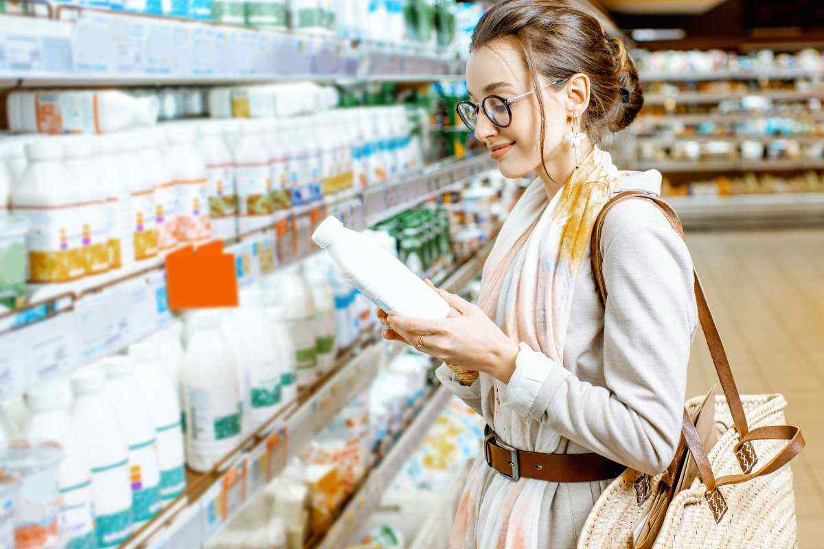 Donna sceglie il latte al supermecato