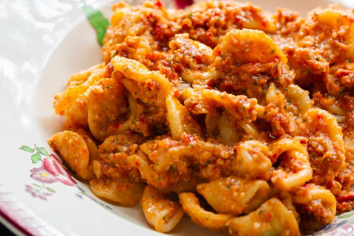 piatto di pasta con ragù di salmone