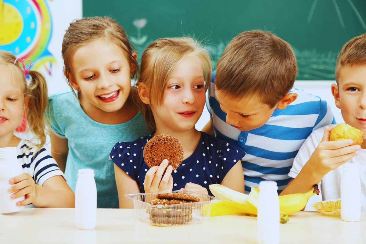 dei bambini fanno merenda