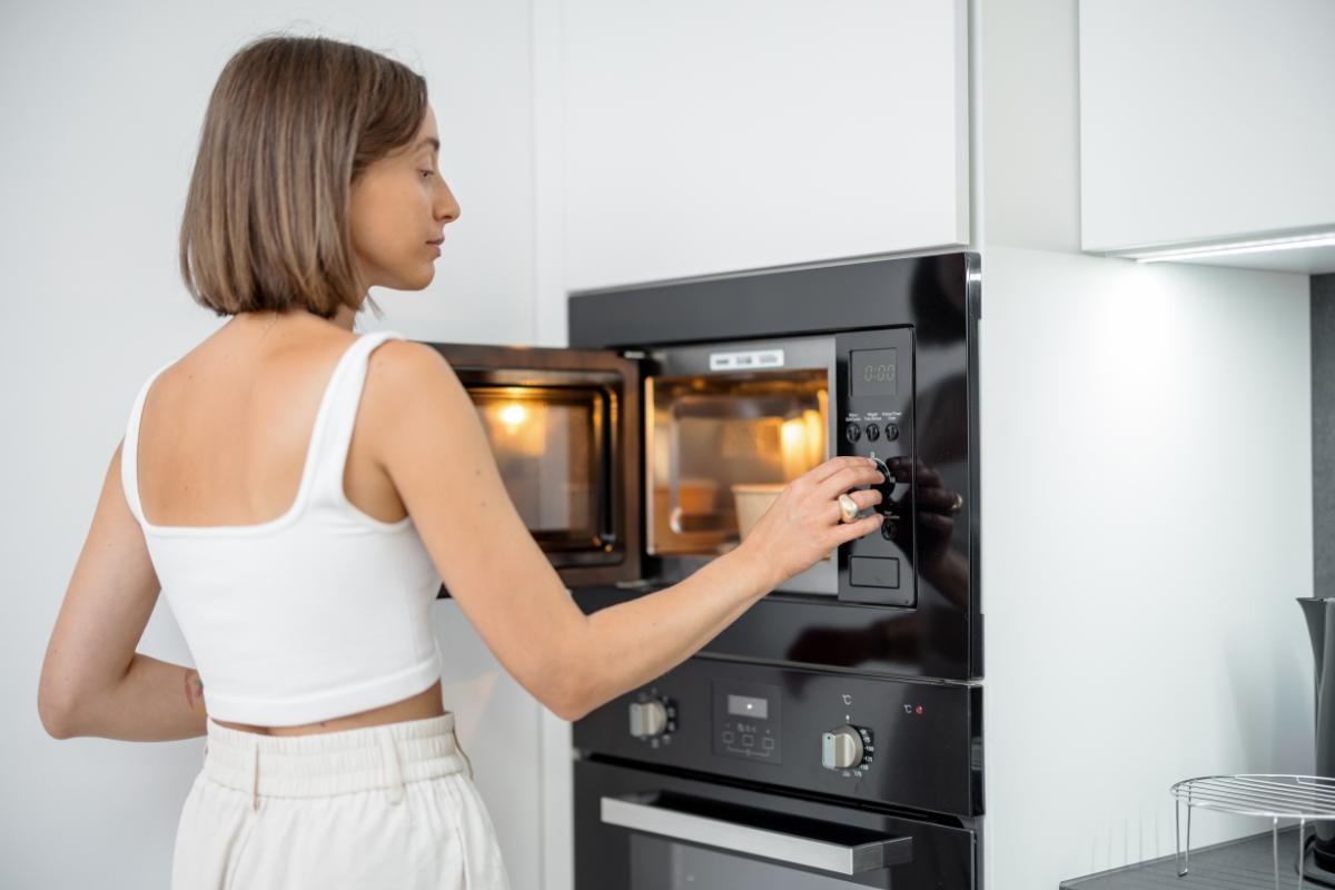 ragazza apre il microonde