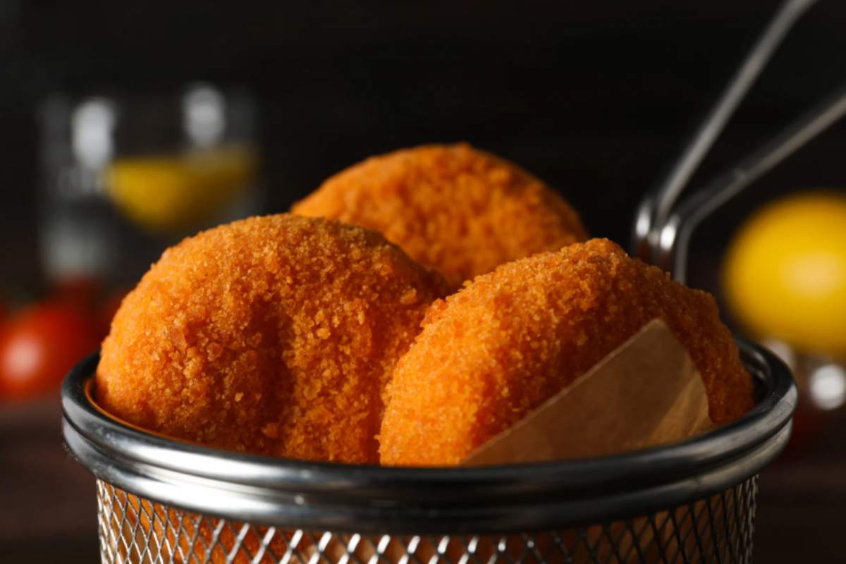 mozzarella impanata e fritta nel cestello di una friggitrice