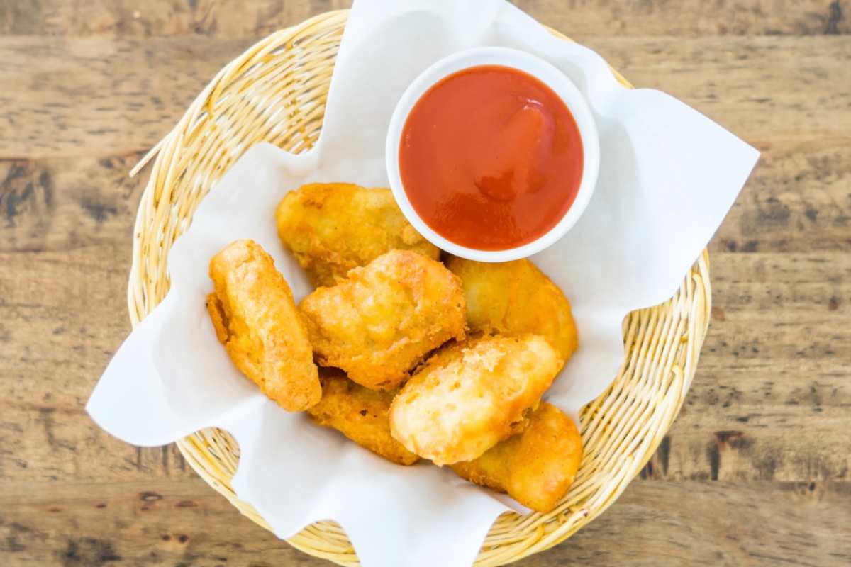 ciotola con nuggets di pollo e ketchup