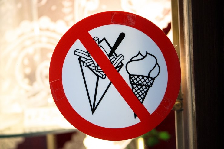simbolo del divieto sopra un cono gelato e un cono di patatine fritte
